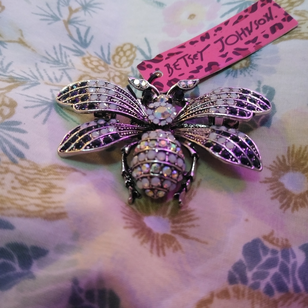 Bug Brooch - Picture 2 of 8